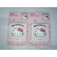 Набор из 2 карманных двусторонних складных зеркал Miniso Hello Kitty Classic, квадратной формы, с розово-белым полосатым фоном и изображением мордочки Hello Kitty на крышке.