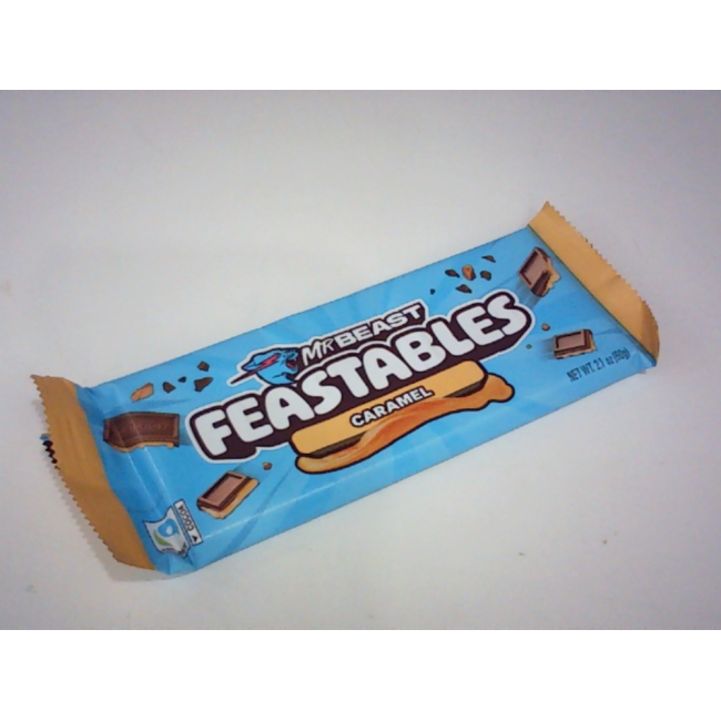 Синяя обертка от шоколадного батончика MrBeast Feastables Caramel.