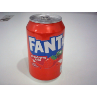 Банка газированного напитка Fanta со вкусом клубники и киви объемом 330 мл.